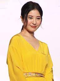 写真特集 2 8枚 吉高由里子 マキシ丈ワンピをキュートなリボンでウエストマーク キラキラパンプスで華やかに 毎日キレイ 吉高 吉高由里子 マキシ