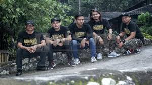 Ketikkan nama penyanyi dan judul lagu, berikan tanda kutip di judul lagu, misal: Ukays Hanya Guna Penyanyi Undangan