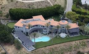 Check Out The 35m Mansion Kylie Jenner Is Renting While Renovating Her Home Photos Mansions Kylie Jenner House Kylie Jenner New House