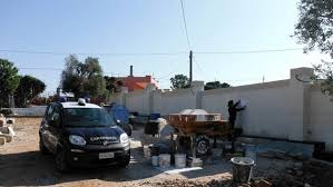 Il codice civile, nell'ambito delle chi vuol piantare alberi presso il confine deve osservare le distanze stabilite dai regolamenti e, in mancanza, dagli usi locali. Muro Di Confine Abusivo Nelle Campagne Di Ostuni Denunciato Il Proprietario