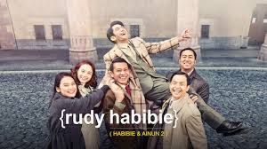 Ketika dia di sekolah menengah, dia dikenal sebagai sosok pintar yang menjadi idola di sekolahnya dan menjadi incaran banyak siswa pria. Habibie Ainun Netflix