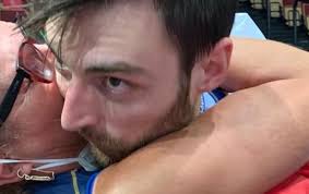 L'abbraccio del campione europeo Anzani: «Grazie ai miei genitori»