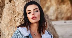 И очень быстро завоевала огромную популярность. Pevica Yuliya Volkova Perestala Skryvat Muzha Novosti Russkogo Radio Moskva 105 7