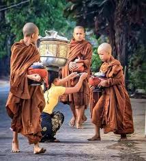 Đây là ngày lễ lớn trong truyền thống phật giáo. Ghim Tren Kid Monk