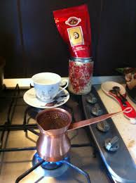 Doar macinatura de cafea la ibric nu o transforma. ReÅ£eta Cafelei Pe Care O Beau Cele Mai Mari Doamne Ale Romaniei Servite La Pat De CÄtre BÄrbaÅ£ii Lor In Joaca