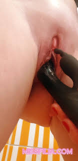 남자 공중 화장실에서 자위하는 마누라 밀프 출연 Miss Filia, Miss Filia