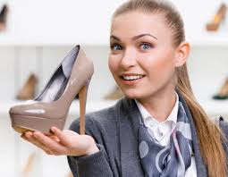 Donna con scarpa in mano sceglie scarpe con tacco alto — Foto stock di ©  agencyby #39908765