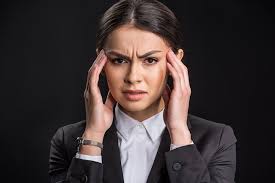 1) keluhan pening/pusing 1) berdenyut, sakit kepala suboksipital (terjadi saat bangun dan menghilang secara spontan setelah beberapa jam) 2) episode kebas, dan atau kelemahan pada satu sisi tubuh 3) gangguan penglihatan (diplopia, penglihatan kabur) 4) episode epistaksis g. Kepala Kesemutan Bisa Menjadi Gejala Penyakit Berikut Alodokter