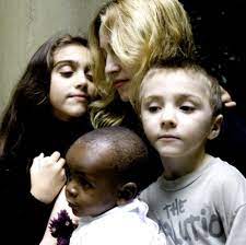 Diese werkgruppe umfasst darstellungen von madonnen mit kind sowie madonnen mit kind und johannesknaben, als brustbilder, kniestücke oder ganzfigurig, mit oder ohne zusätzliche engel. Madonna Sie Die Kinder Er Den Pub Menschen Faz