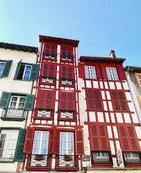 Dans Les Rues De Bayonne Architecture Basque Pays Basque Basque Biarritz