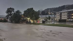 De stompe kerktoren staat 115 centimeter uit het lood, met dank aan het water van de rivier. 4oju7iptf8xczm