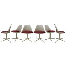 This Set Of Six Dining Chairs Manufactured By Burke Reflect The Strong Influence Of The Iconic Tulip Chair By Eero Saa Dining Chairs Chair Beach Lounge Chair