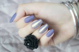 Los diseños de uñas a mano alzada abren las puertas a la creatividad a todas las aspirantes a dedicarse al arte en uñas. 4 Disenos De Unas Faciles Y Rapidos Para Sentirte Bella En Casa Acis
