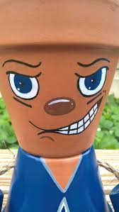 Este Tipo Duro Luce Un Jersey De Dallas Cowboys Ha Sido Claro Cubierto Para Proteccion De Inclemencias D Clay Pot Crafts Terra Cotta Pot Crafts Flower Pot Art