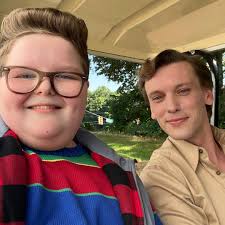 Derek maravilhoso. Também quero uma selfie com o @jakeconnellyofficial 🫶  Série: Stranger Things