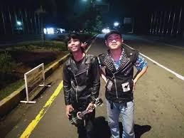 Malam ini hujan turun lagi, bersama kenangan yang mungkin luka di hati, luka yang harusnya dapat terobati, yang ku harap tiada pernah terjadi, ku ingat saat ayah pergi dan kami mulai kelapran, hal yang biasa buat aku hidup di jalanan, di saat ku belum mengerti arti sebuah perceraian, yang hancurkan semua hal indah yang dulu pernah aku miliki, Chord Gitar Home Facebook