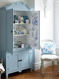 A pale, creamy palette draws the focus to pops of color in dinnerware and floral centerpieces. 25 Shabby Chic Decorating Ideas To Brighten Up Home Interiors And Add Vintage Style