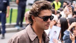 Thomas Ceccon Divo da Emporio Armani con il look dal côté retrò: check  greige, camicia satin e occhiali aviator 70s