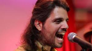 13 anos após coma, vocalista do LS Jack retorna aos palcos