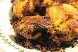 Penting kena jaga api masa goreng tu. Ayam Goreng Berempah Sedap Azie Kitchen