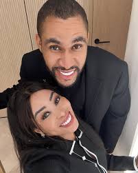 In the livestream, Diep Kha announced that he had broken up with Huynh  Xiaoming. At the same time, she also confirmed that she had given birth to  her famous boyfriend. The reason