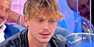 Uomini e donne si avvia alla conclusione e nelle sue ultime puntate manderà in onda una sfilata femminile dal tema … penultima settimana in compagnia di uomini e donne per questa stagione; Anticipazioni Uomini E Donne Giacomo Ultima Esterna Con Carolina E Martina