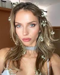 Tara Grace's Instagram, Twitter & Facebook