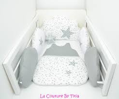 Gris à pois blancs et à volants, il ajoute une note d'élégance à la chambre de votre enfant. Tour De Lit Nuage Et Gigoteuse Gris Blanc Et Etoiles Chevron Gris Lacouturebytitia Tour De Lit Theme Chambre Bebe Tour De Lit Bebe
