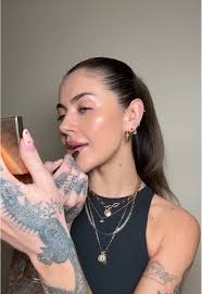 How Does The Vanessa Marek Illuminating Veil Works