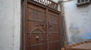 صناعة الأبواب التراثية البحرينية