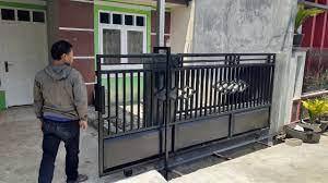 Kenali 11 jenis pintu pagar yang pas untuk hunian sudah cocok. Pintu Pagar Besi Sliding Door Gsm Purwokerto In 2021 House Gate Design Pintu Pagar Front Gate Design