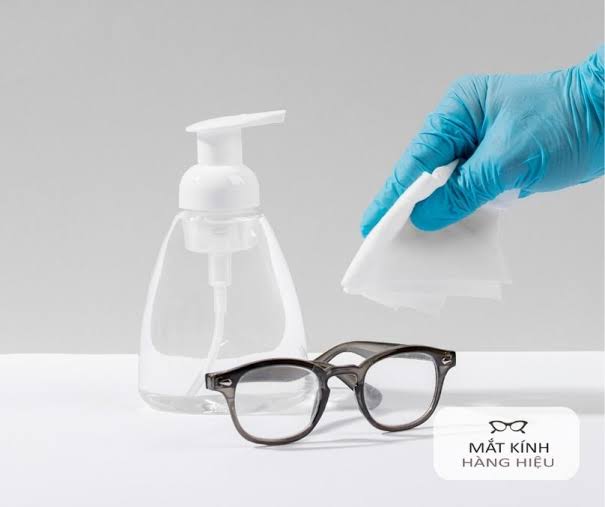 Hướng dẫn vệ sinh gọng kính cận sáng bóng như mới