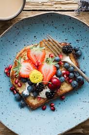 Petit Dejeuner Tartine De Fruits Et Une Fleur Jaune Manger Sain Et Equilibre Nourriture Esthetique Encas Sains