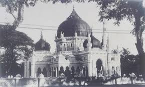 It was built in 1912 by tunku mahmud, the son of sultan tajuddin mukarram shah, on the site of the resting place of local warriors who fell in the course of defencing. Sejarah Masjid Paling Tua Dan Cantik Di Kedah Masjid Zahir Iluminasi