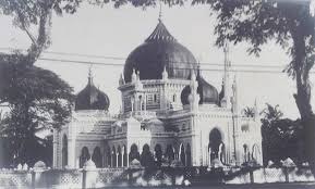 Sempat lalu dihadapan masjid zahir (masjid negeri) di waktu petang.dan sempat bersolat subuh berjamaah sebelum ke langkawi. Sejarah Masjid Paling Tua Dan Cantik Di Kedah Masjid Zahir Iluminasi