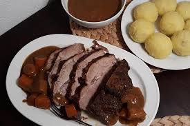 Frankischer Schweinebraten Mit Dunkler Brotsosse Von Derkuchensklave Chefkoch Rezept In 2020 Schweinebraten Braten Lebensmittel Essen