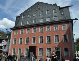 Die mädchen aus der aistegstrasse 31 dem roten haus, bekannt durch die presse und vom besten ruf, bieten dir in geballter form ein spiel. Rotes Haus Monschau Gps Wanderatlas