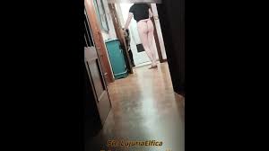 La fidanzata apre la porta al ragazzo delle consegne, filmati reali.  Ragazza esibizionista che prende in giro. Prima esperienza