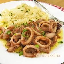 Necesitamos medio kilo de calamar fresco, limpio, y troceado. Calamares Encebollados Receta De Divina Cocina