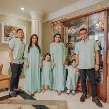 Inspirasi modis pembahasan baju artis tentang 40 trend masa kini baju lebaran artis 2020 adalah : Tema Baju Lebaran Keluarga Para Artis Yang Menarik Siapa Favoritmu