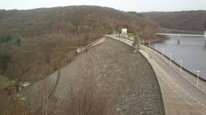 Cette force considérable est utilisée pour entraîner deux turbines de 430ch qui meuvent chacune un alternateur triphasé d'une puissance maximum de 320kw sous une tension de 6 000v; Le Barrage De La Gileppe Et Le Lion Bild Von Barrage De La Gileppe Jalhay Tripadvisor