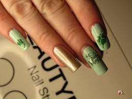 All women and beauty centers compete in the art of creating exquisite shapes using white and green. St Patrick S Day Nail Art Pinch Proof The Nail Chronicle