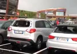 Schlammlawinen in cortina d'ampezzo und evakuierung wegen feuers auf sardinien: Unwetter Mit Hagel Verwusten Die Region Um Mailand