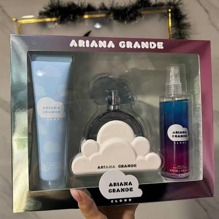 Estuche Ariana Grande Cloud 3 piezas ₡49,500 ✔️ Perfume Regular 100ml ✔️  Body Mist 118ml ✔️Crema Corporal 100ml 📱WhatsApp 8434 6187  https://wa.me/50684346187