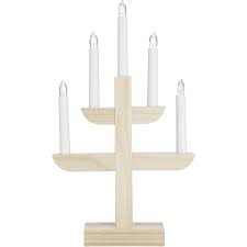 Konstsmide grundades 1942 och har blivit en stor aktör inom trädgårdsbelysning och julbelysning. Carla 5 Top Gron Guld 40cm Adventsljusstakar