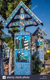 Cimitirul vesel este un cimitir din localitatea săpânța, județul maramureș, faimos pentru crucile mormintelor viu colorate și picturile naive reprezentând scene din viața și ocupația persoanelor înhumate. Geschnitzten Holztafeln Mit Epitaphien Am Kreuze Auf Grabern Frohliche Friedhof Cimitirul Vesel In Sapanta Maramures Region Rumanien Stockfotografie Alamy