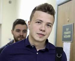 Роман протасевич в интервью телеканалу онт рассказал о признательных показаниях по обвинению в организации беспорядков в минске после президентских выборов в. V Aeroportu Minska Zaderzhali Blogera I Aktivista Romana Protasevicha Vazhnejshie Politicheskie Sobytiya V Belarusi Ocenki Prognozy Kommentarii Dw 23 05 2021