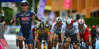 Tim merlier a porté le maillot cyclamen de leader du classement par points pendant cinq jours. Giro 21 Stage 2 Debut Giro Win For Merlier Alpecin Fenix Pezcycling News