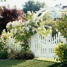 Wie Sie Sichtschutz Durch Selbstgebauten Gartenzaun Besorgen Garten Bauerngarten Gartentore
