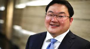 En una de ellas, aparecen abrazados a una botella de champán gigante, en otra, casi. 5 Things You Need To Know About Jho Low S Super Lux Singapore Condo